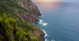 Steile Küste auf Madeira im Winterlicht