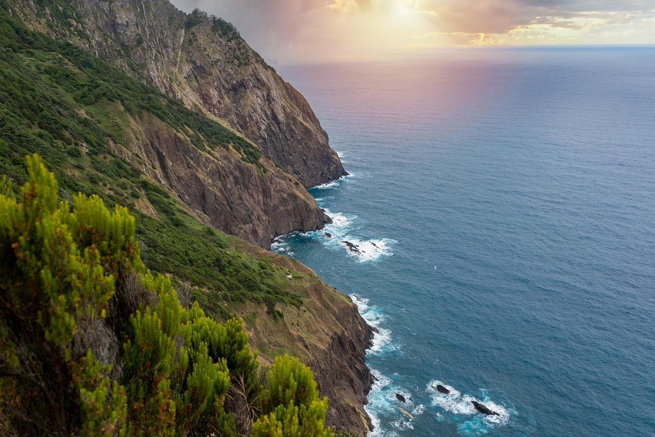 Steile Küste auf Madeira im Winterlicht